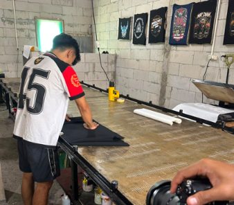 Lantai produksi dengan barisan mesin jahit